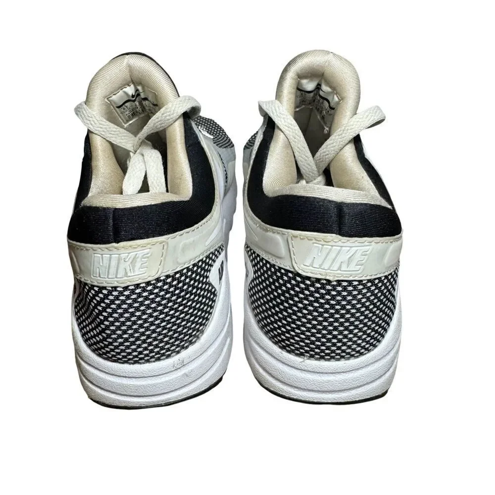 Women’s Nike air max athletic shoes size 6Y black/white